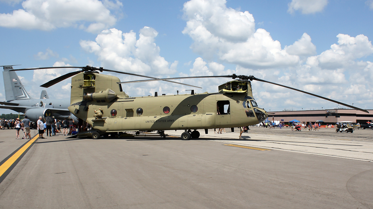 Full size: United States Army Boeing CH-47F Chinook 10-08813 at Willow Run Airport
